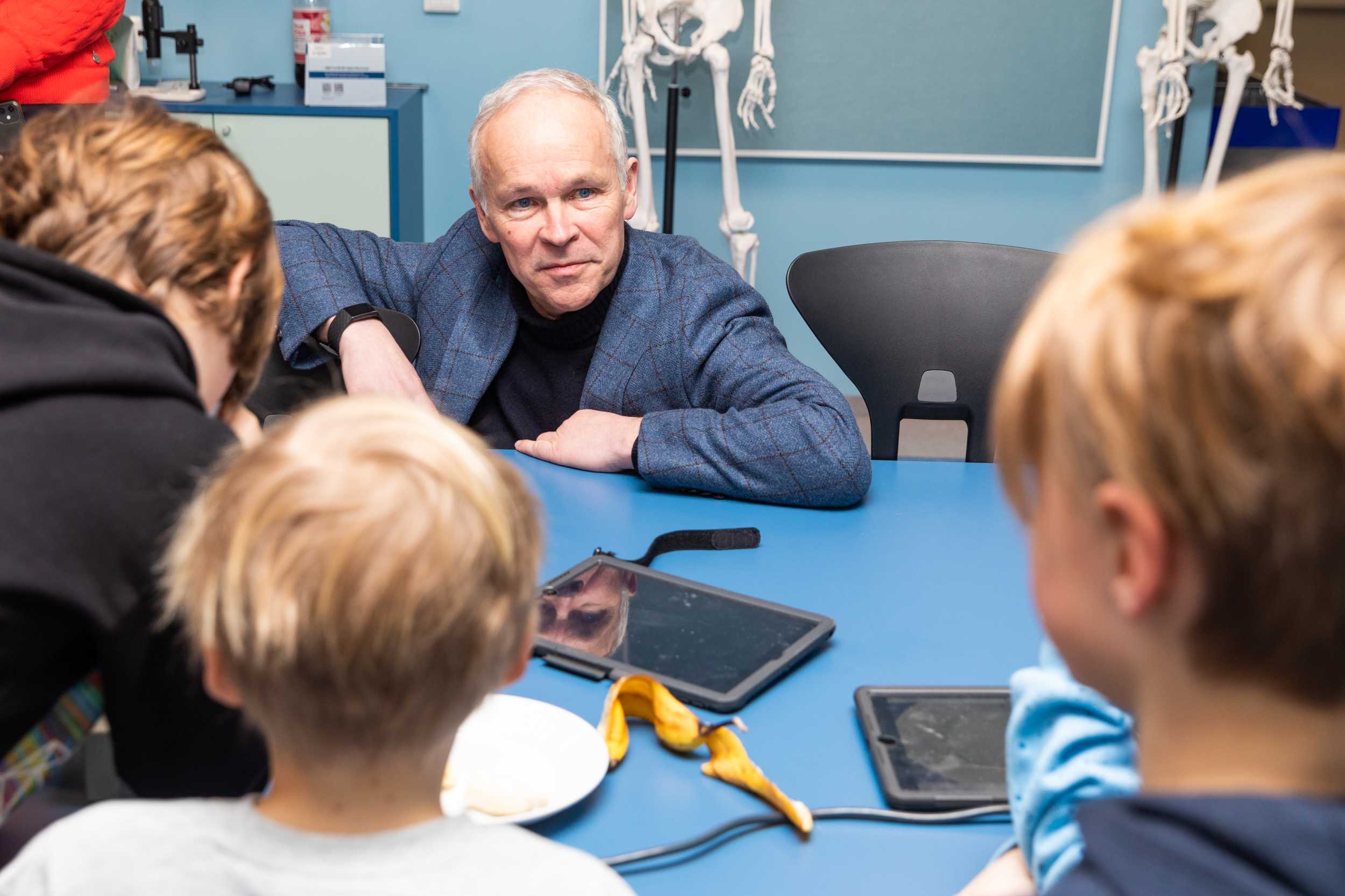 Jan Tore Sanner med elever fra Bekkestua